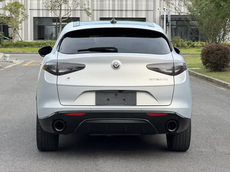 2023 Alfa Romeo Stelvio с пробегом 7 600 км
