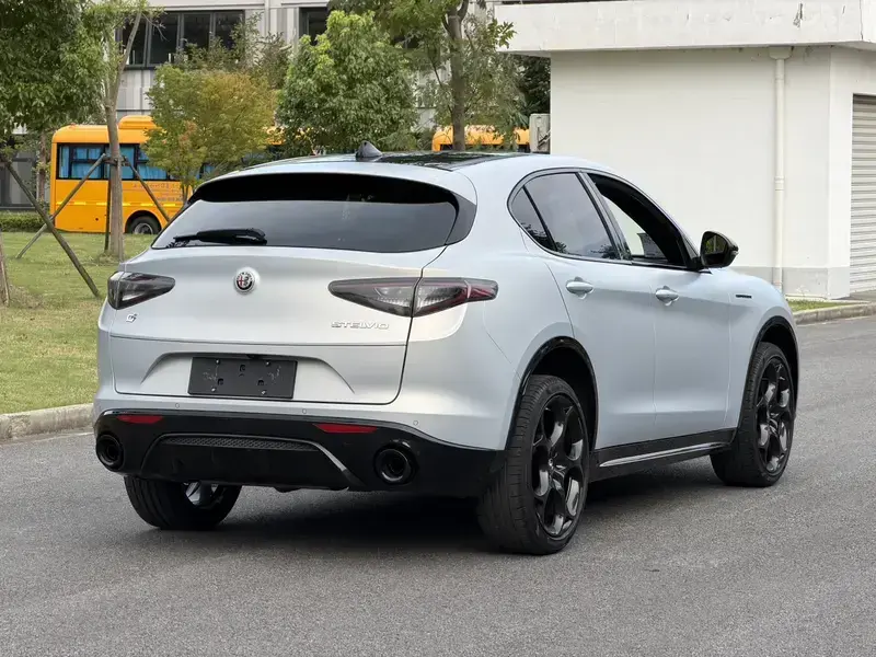 2023 Alfa Romeo Stelvio с пробегом 7 600 км