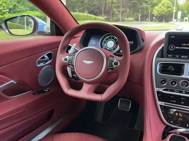 2022 Aston Martin DB11 с пробегом 18 000 км
