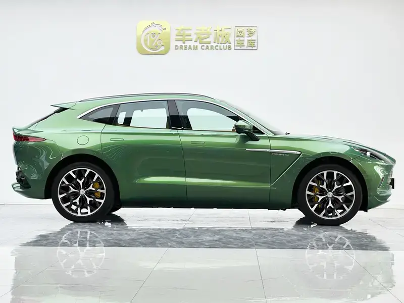 2023 Aston Martin DBX с пробегом 15 000 км