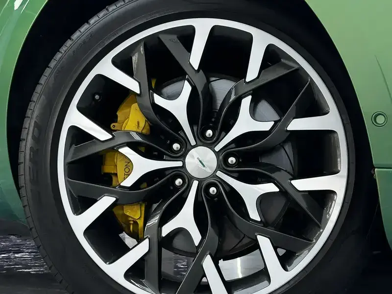 2023 Aston Martin DBX с пробегом 15 000 км