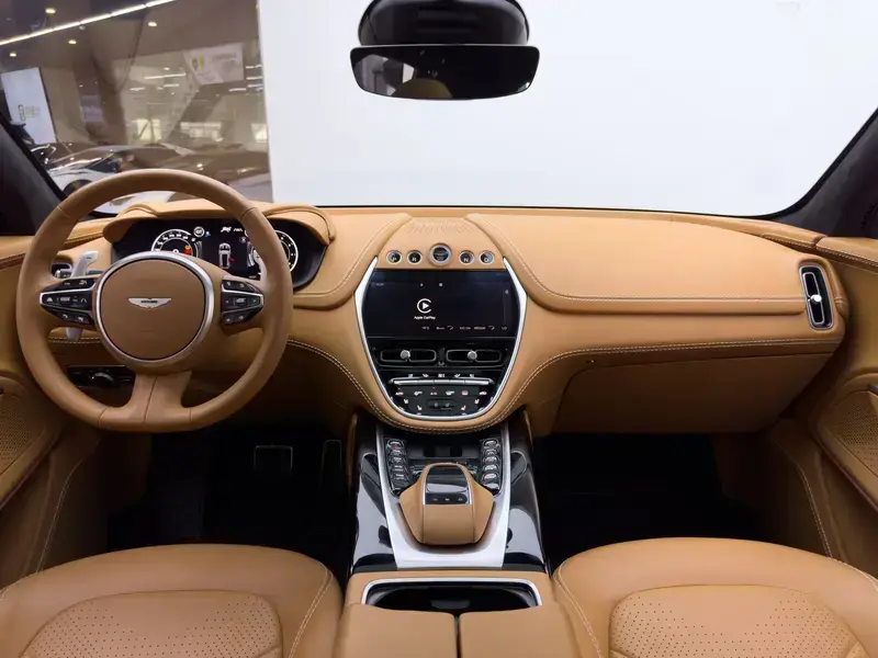 2023 Aston Martin DBX с пробегом 15 000 км