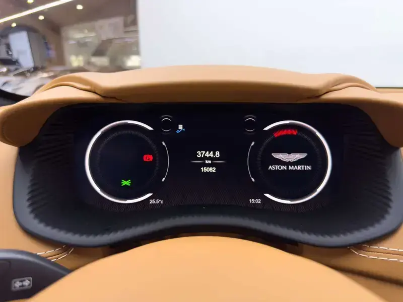 2023 Aston Martin DBX с пробегом 15 000 км
