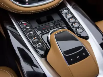 2023 Aston Martin DBX с пробегом 15 000 км