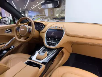 2023 Aston Martin DBX с пробегом 15 000 км