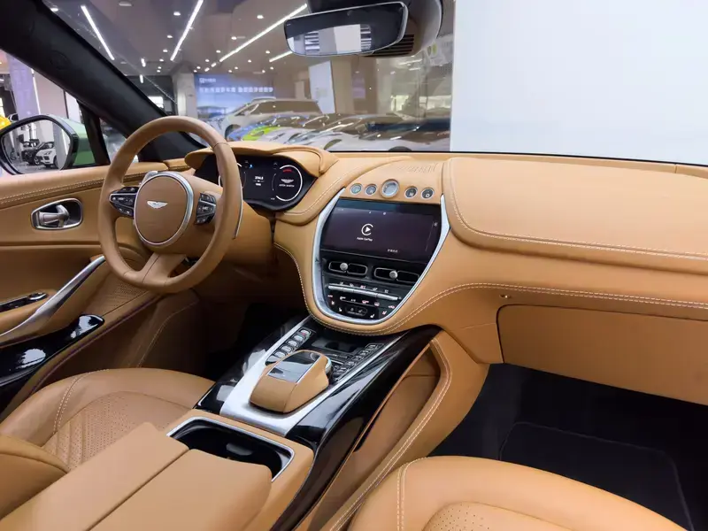 2023 Aston Martin DBX с пробегом 15 000 км