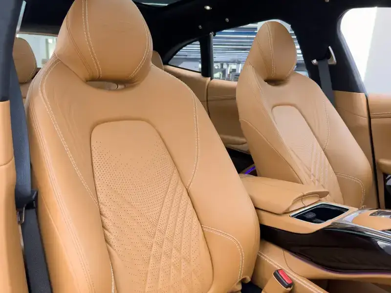 2023 Aston Martin DBX с пробегом 15 000 км