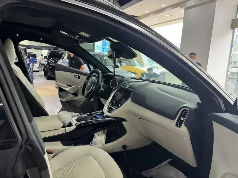 2024 Aston Martin DBX с пробегом 26 000 км