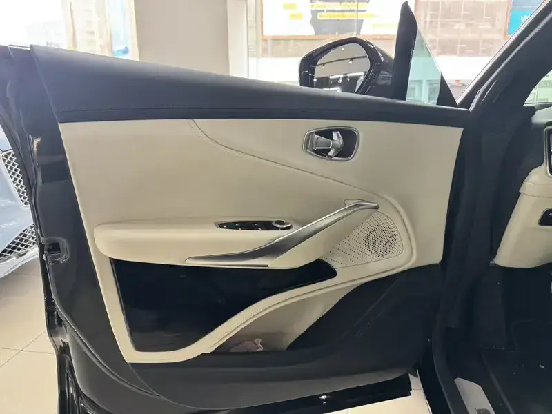 2024 Aston Martin DBX с пробегом 26 000 км