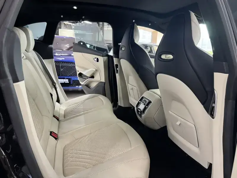 2024 Aston Martin DBX с пробегом 26 000 км