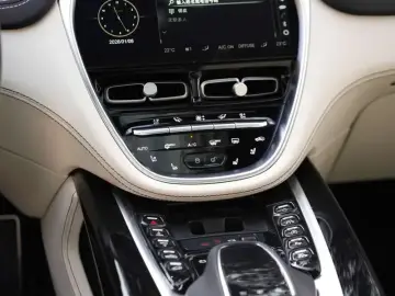 2023 Aston Martin DBX с пробегом 11 000 км