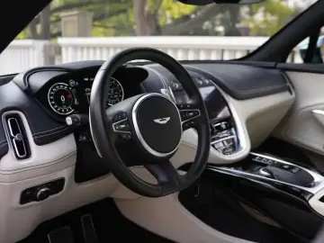 2023 Aston Martin DBX с пробегом 11 000 км