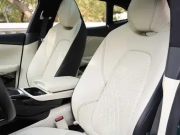 2023 Aston Martin DBX с пробегом 11 000 км