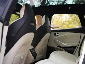 2023 Aston Martin DBX с пробегом 11 000 км