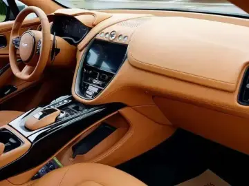 2024 Aston Martin DBX с пробегом 100 км