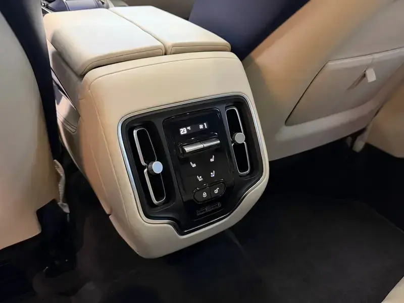 2022 Aston Martin DBX с пробегом 25 000 км