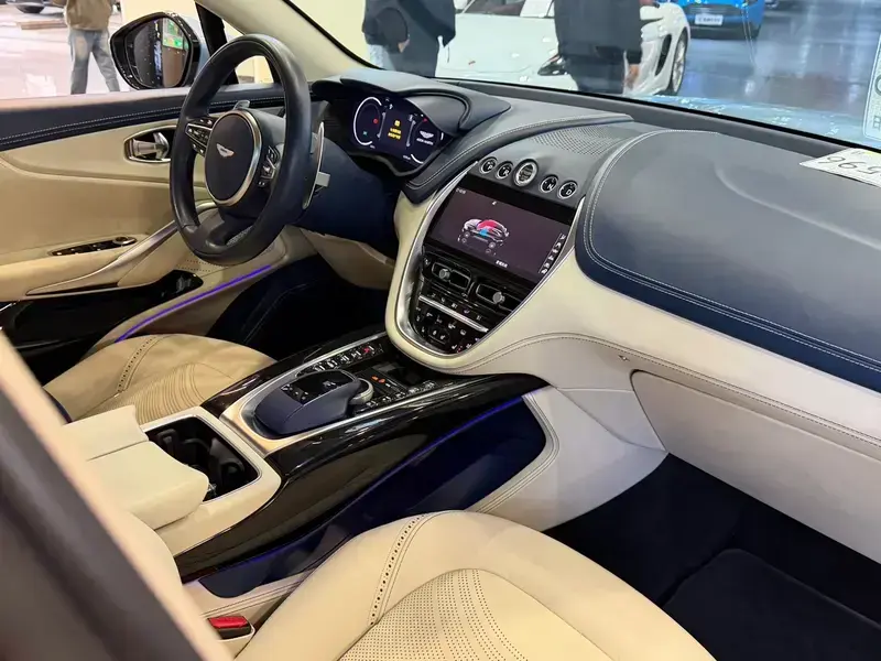 2022 Aston Martin DBX с пробегом 25 000 км