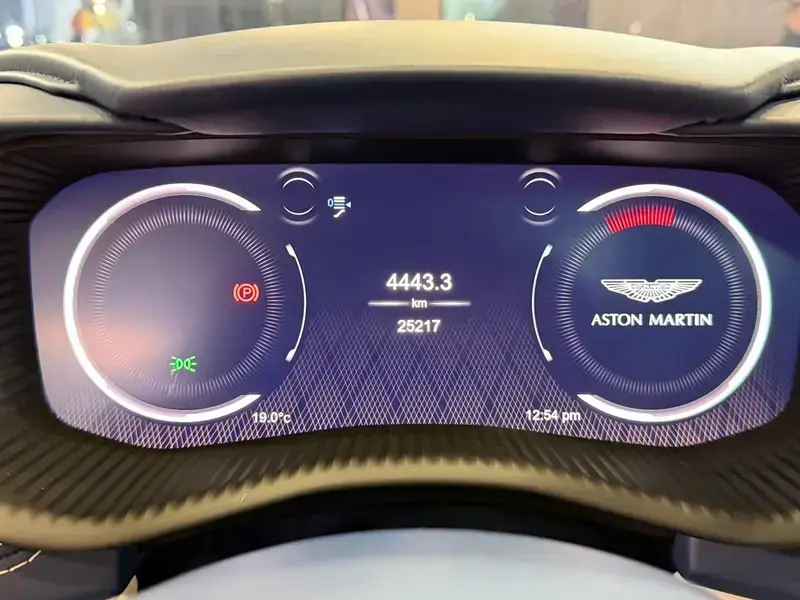 2022 Aston Martin DBX с пробегом 25 000 км