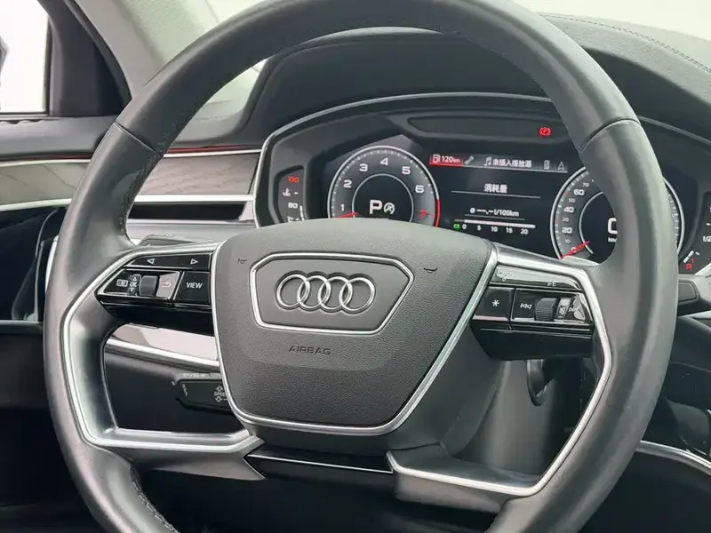 2022 Audi A8 с пробегом 83 000 км