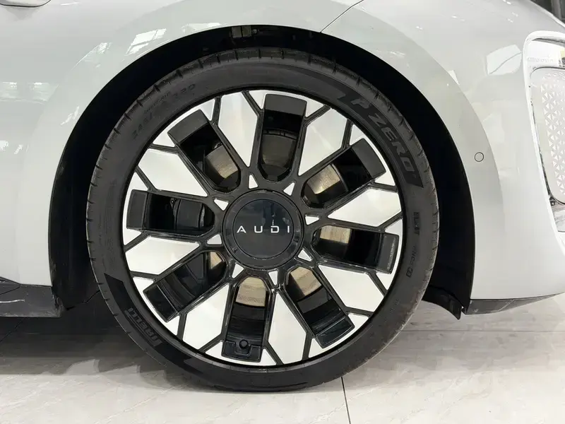 2026 Audi E5 с пробегом 15 000 км