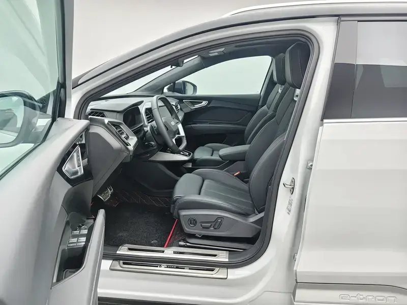 2024 Audi Q4 e-tron с пробегом 6 300 км