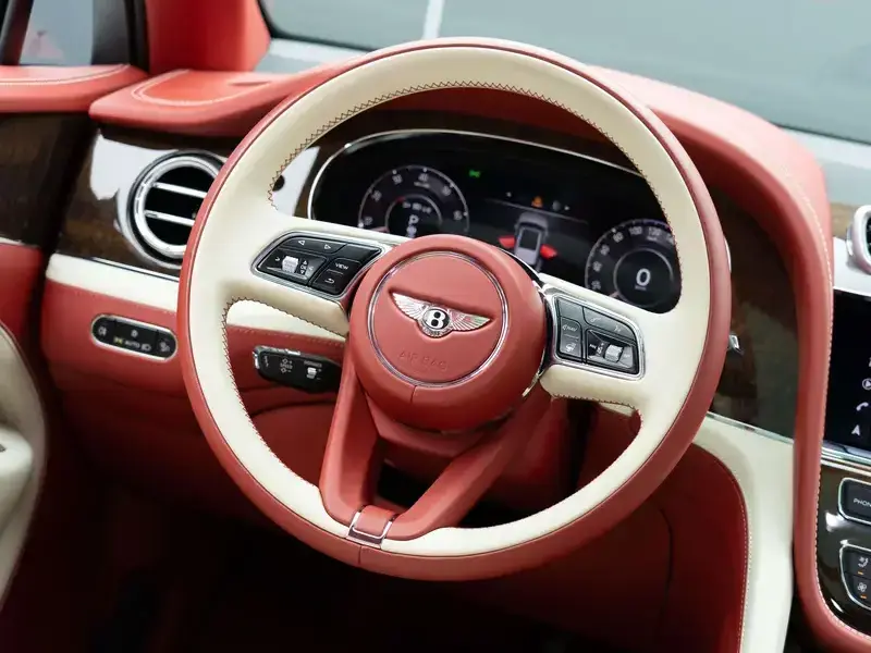2024 Bentley Bentayga с пробегом 25 000 км