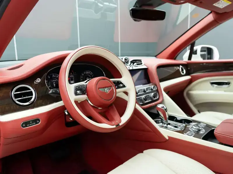 2024 Bentley Bentayga с пробегом 25 000 км