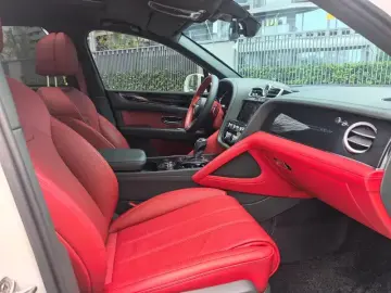 2023 Bentley Bentayga с пробегом 13 000 км