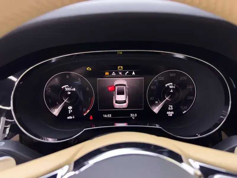 2023 Bentley Bentayga с пробегом 6 000 км