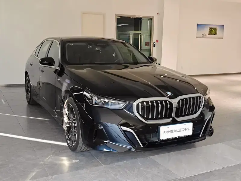 2025 BMW 5 серии с пробегом 8 000 км