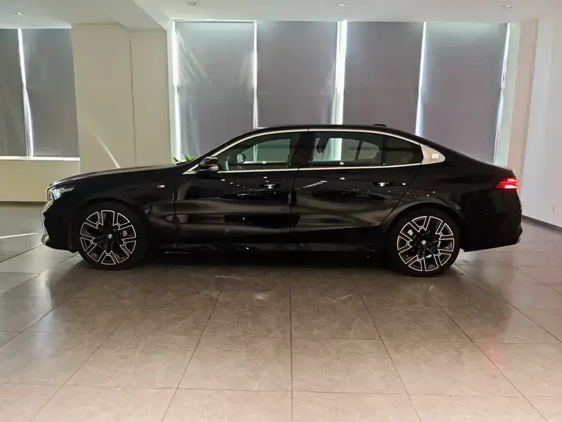 2025 BMW 5 серии с пробегом 8 000 км