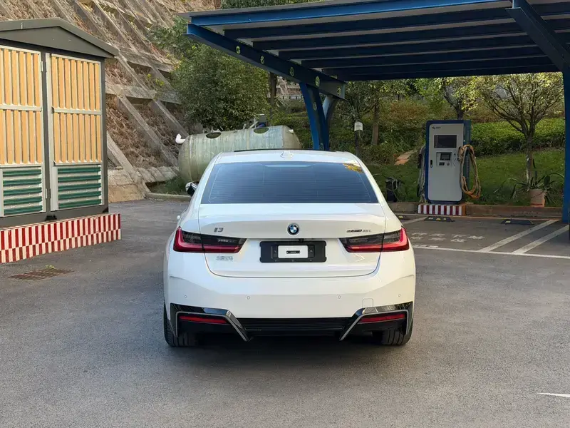 2025 BMW i3 с пробегом 17 000 км
