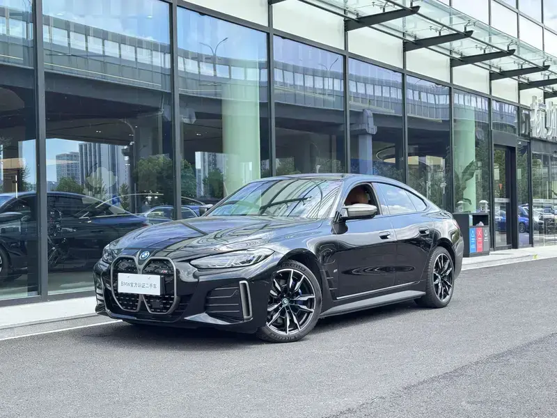2022 BMW i4 с пробегом 23 500 км