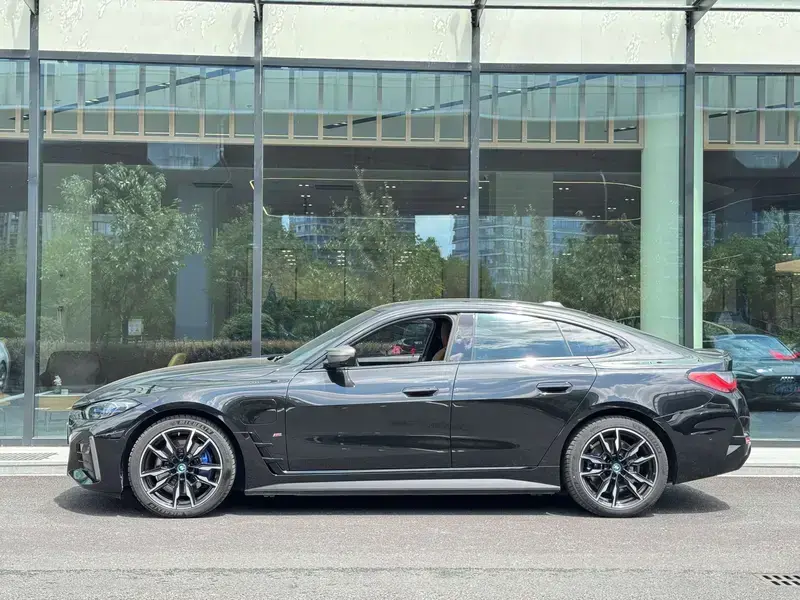 2022 BMW i4 с пробегом 23 500 км