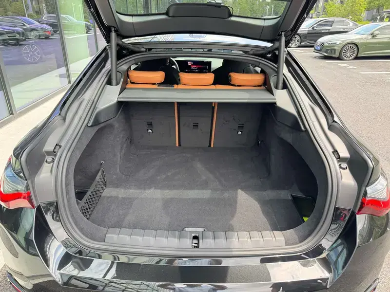 2022 BMW i4 с пробегом 23 500 км
