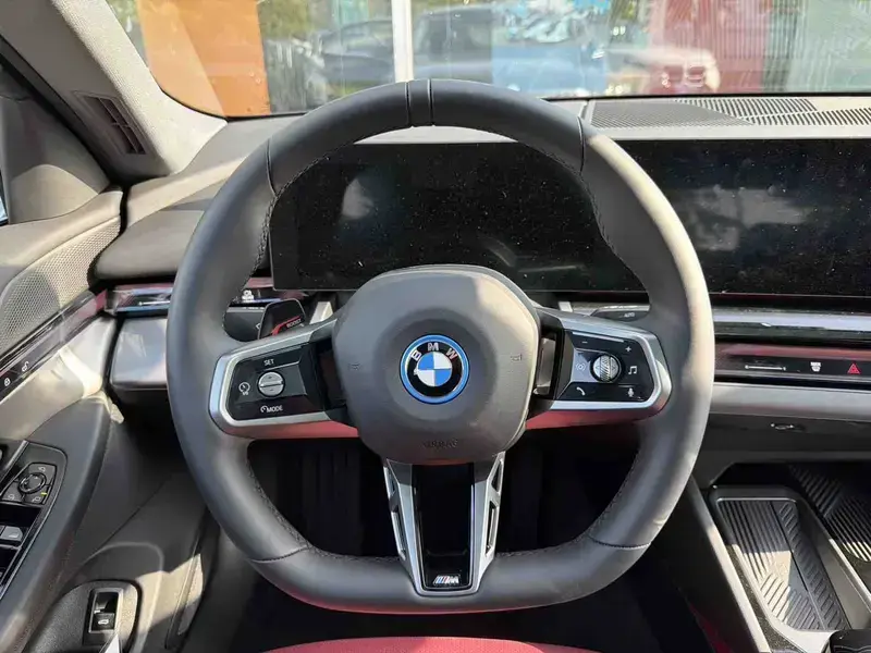 2026 BMW i5 с пробегом 1 000 км