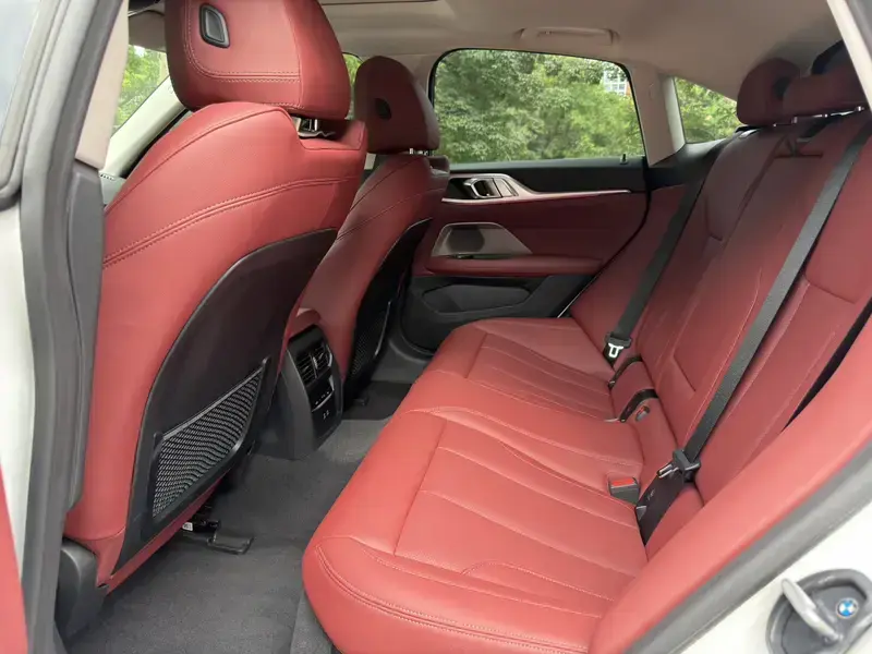 2023 BMW i4 с пробегом 9 000 км