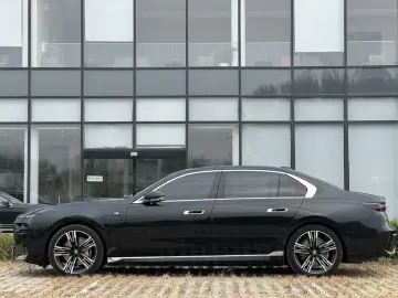 2023 BMW i7 с пробегом 10 000 км