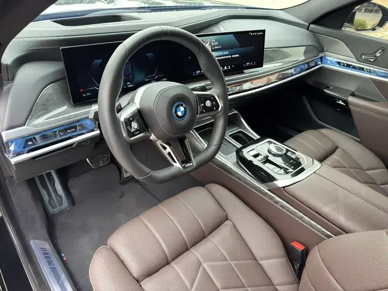 2023 BMW i7 с пробегом 10 000 км