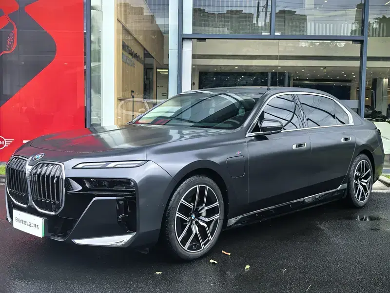 2023 BMW i7 с пробегом 25 000 км
