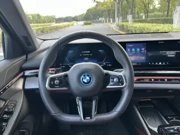 2025 BMW i5 с пробегом 12 300 км