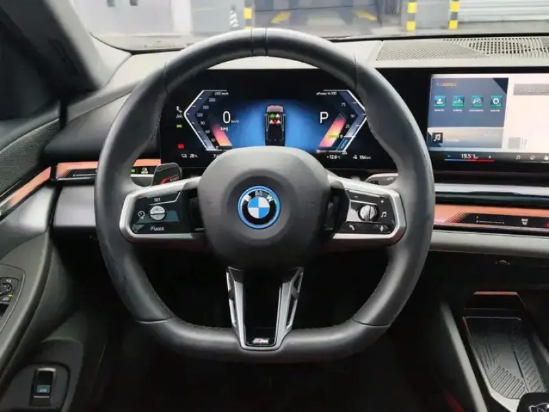 2025 BMW i5 с пробегом 13 000 км