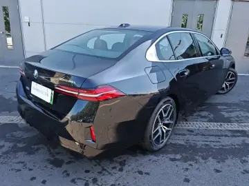 2025 BMW i5 с пробегом 10 000 км