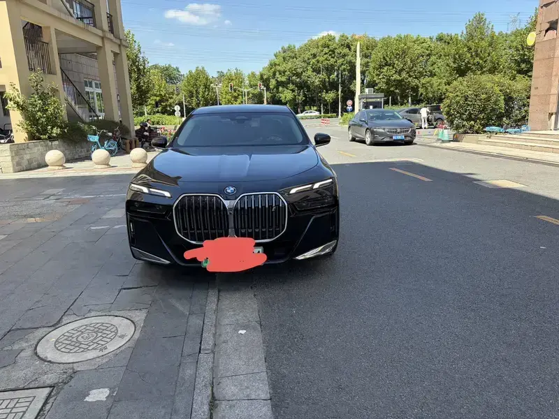 2023 BMW i7 с пробегом 28 000 км