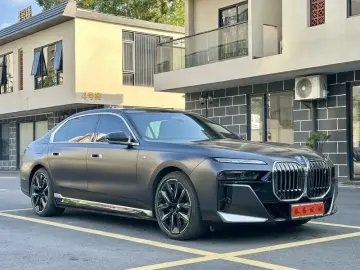 2023 BMW i7 с пробегом 7 800 км