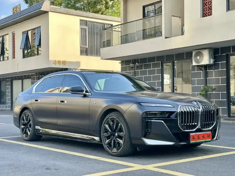 2023 BMW i7 с пробегом 7 800 км