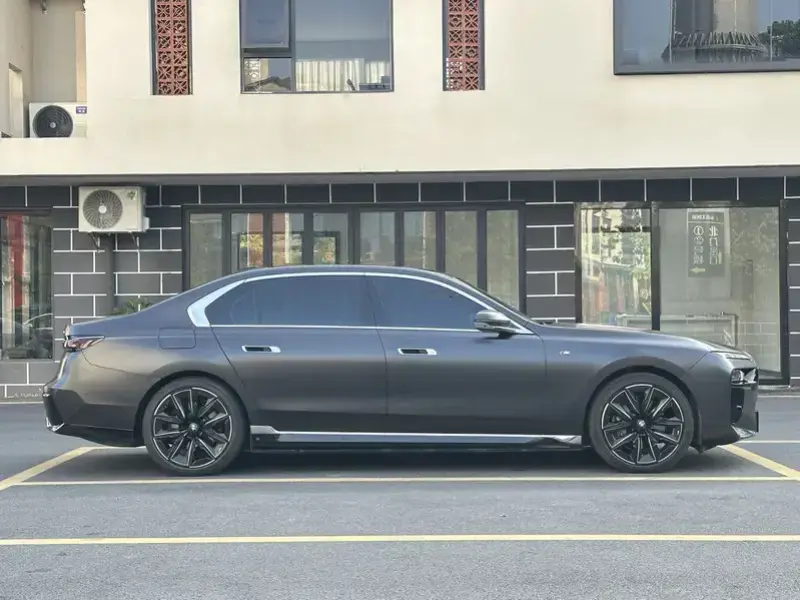 2023 BMW i7 с пробегом 7 800 км