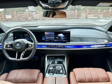 2023 BMW i7 с пробегом 7 800 км