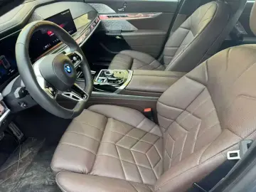 2023 BMW i7 с пробегом 15 300 км