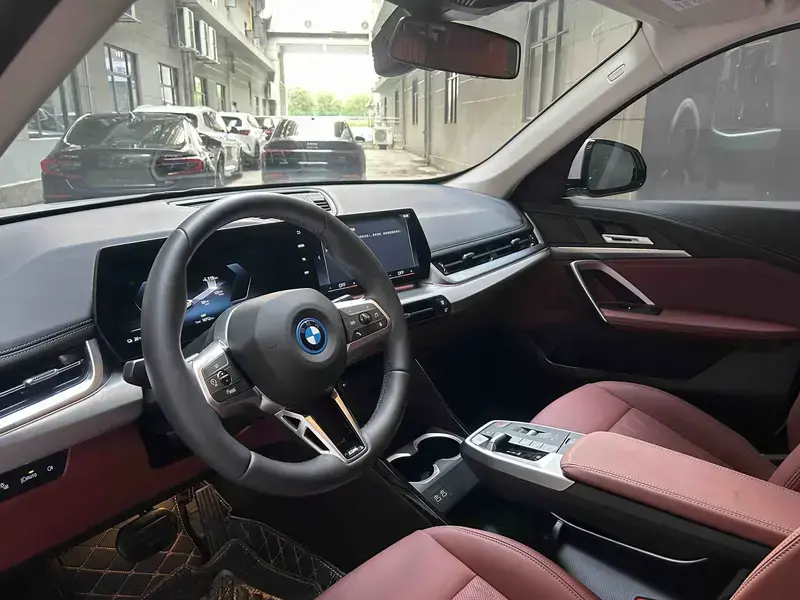2025 BMW iX1 с пробегом 10 700 км